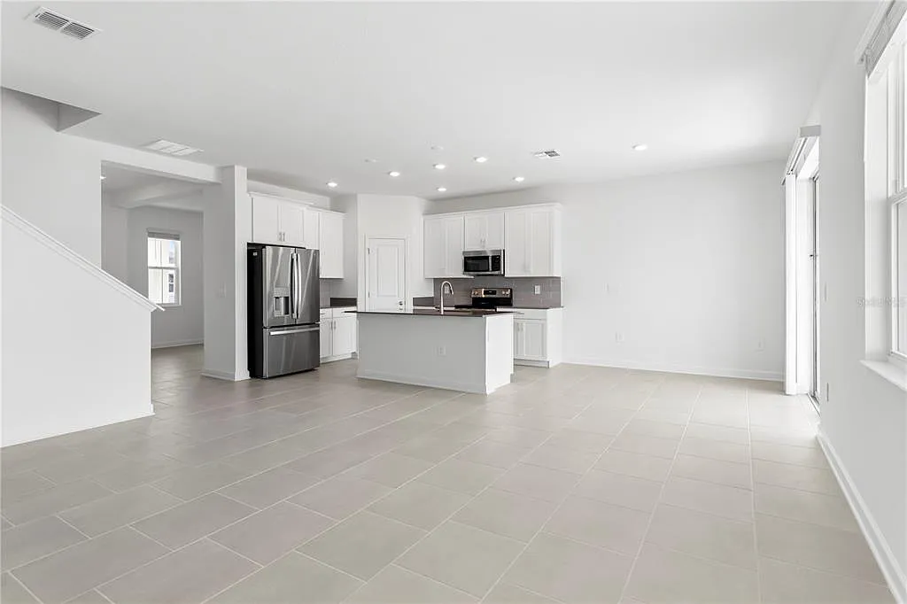 5 bed, 3.0 bath, 2571 sqft, $3,300 — Photo 4