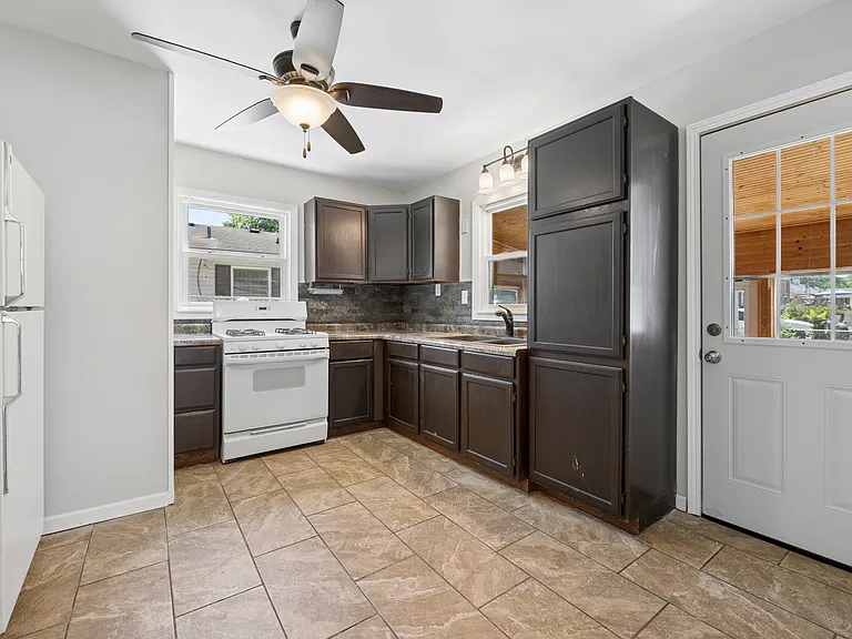 1805 Kelly Ave — Photo 5