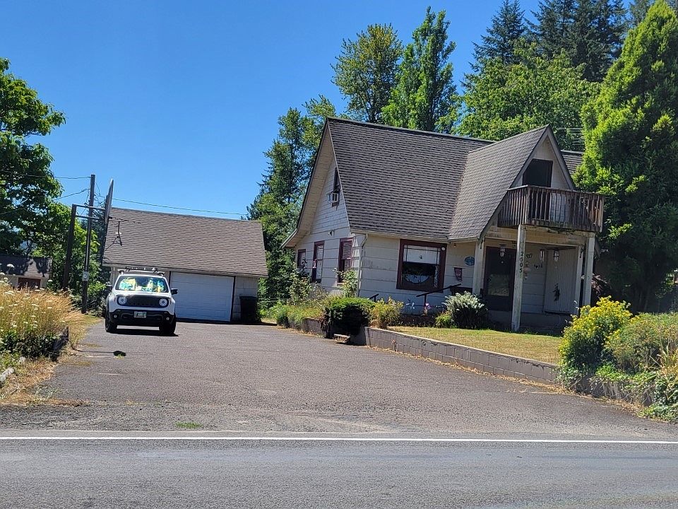 Nice wide driveway. >