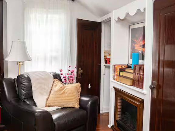 5th image of 940 Wootton St Floor 2