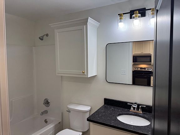 4th image of 203 Rosewood Dr #1