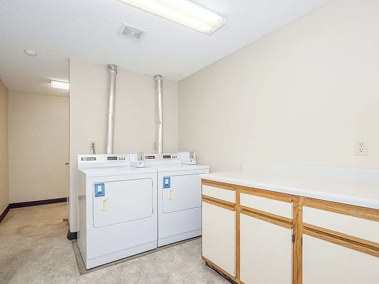 Cambridge Apartments — Photo 12