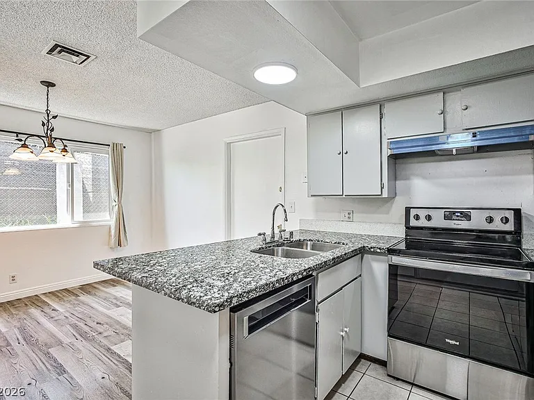 1320 Robin St — Photo 12