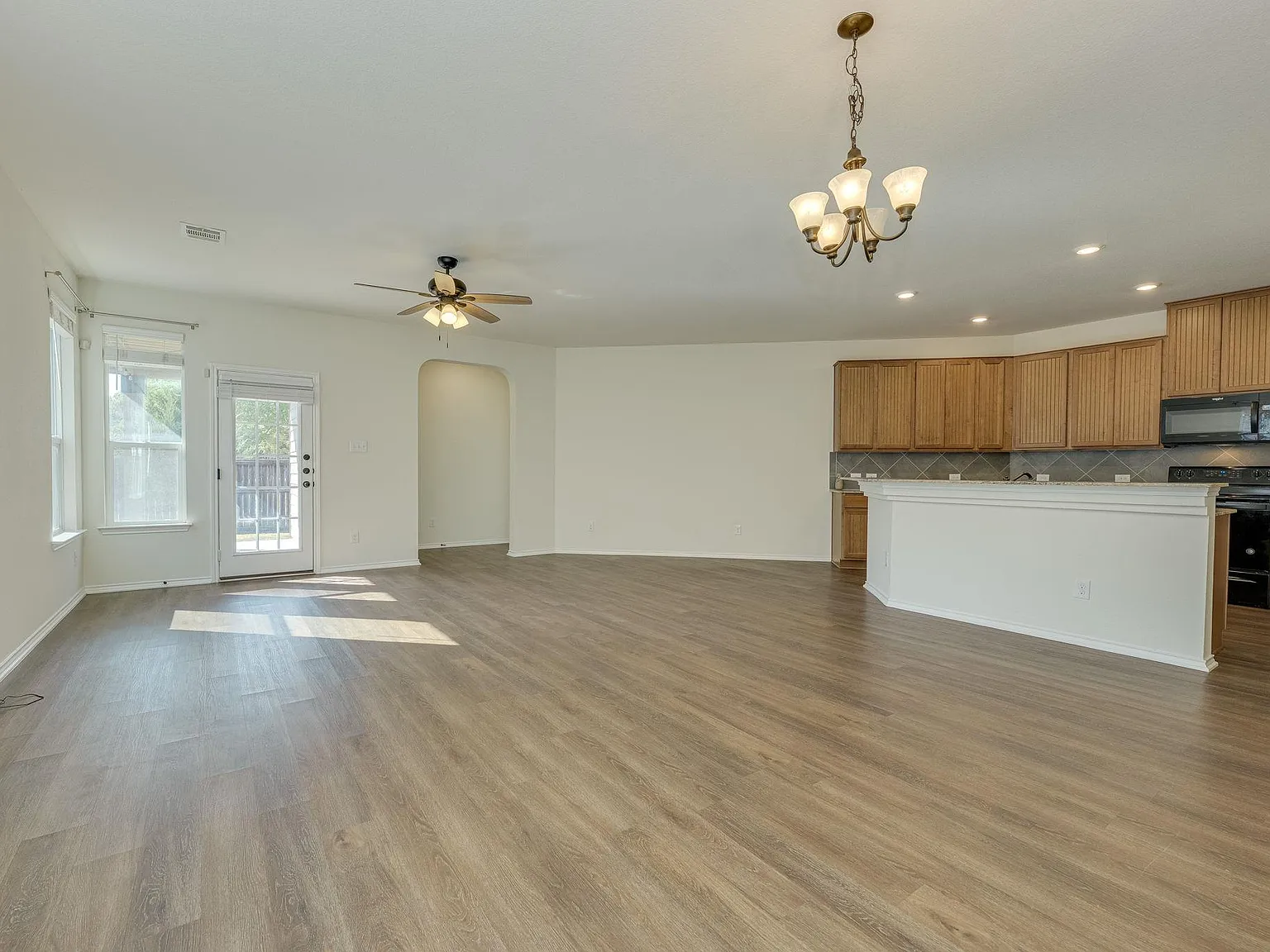 3 bed, 2.0 bath, 1650 sqft, $2,200 — Photo 2