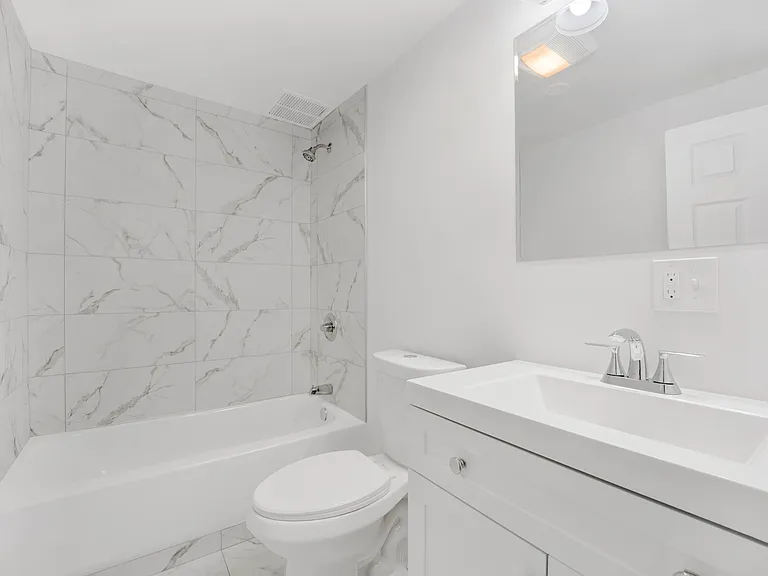 2152 W 21st St #1R — Photo 12