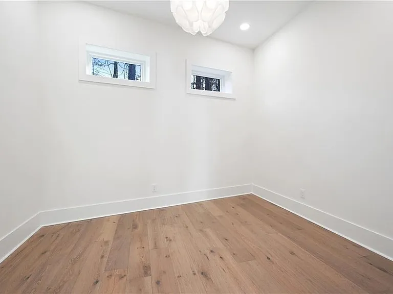 120 Thome Dr — Photo 30