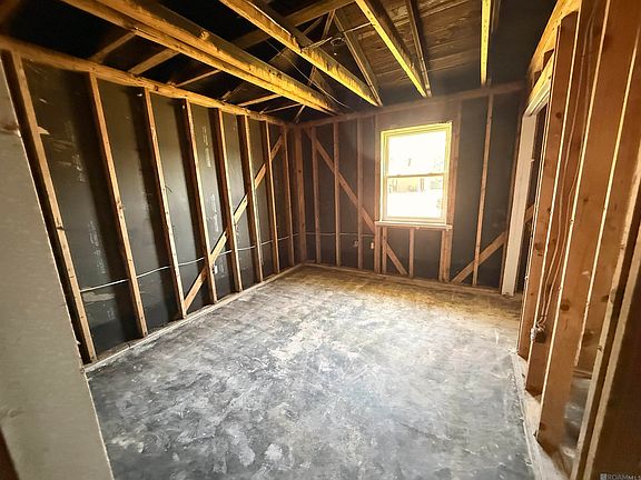 5th image of 14437 Locust St