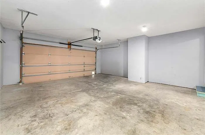 3 bed, 1946 sqft, $2,100 — Photo 1