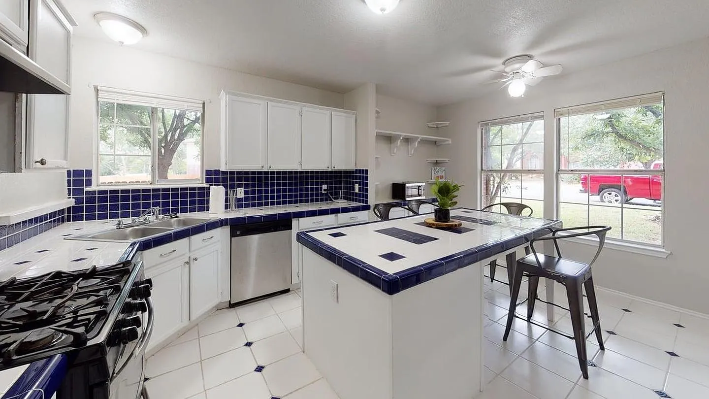Modern Austin Home Near Walnut Creek Greenbelt — Photo 1