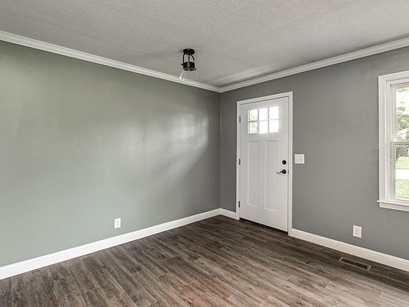 5th image of 318 Oak Glen Cir
