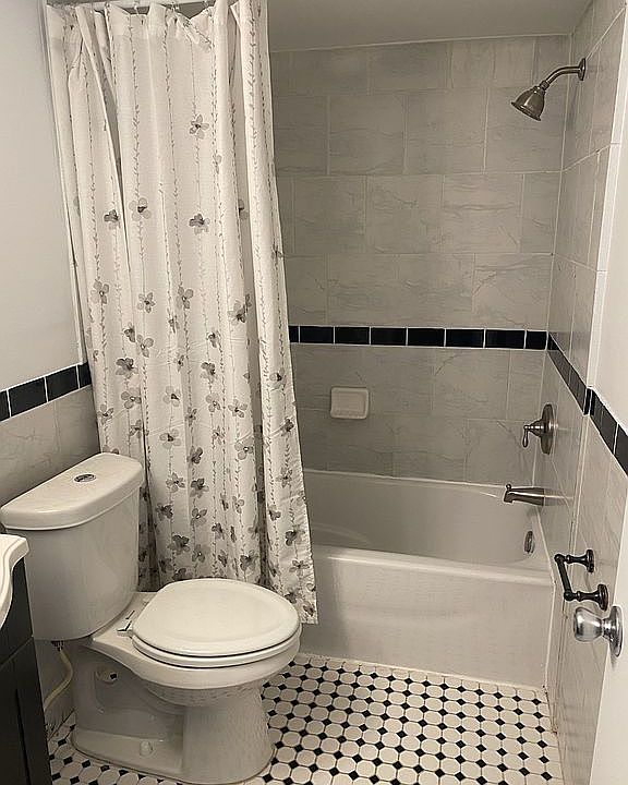 2nd image of 260 E Thirteen Mile Rd APT 17-1