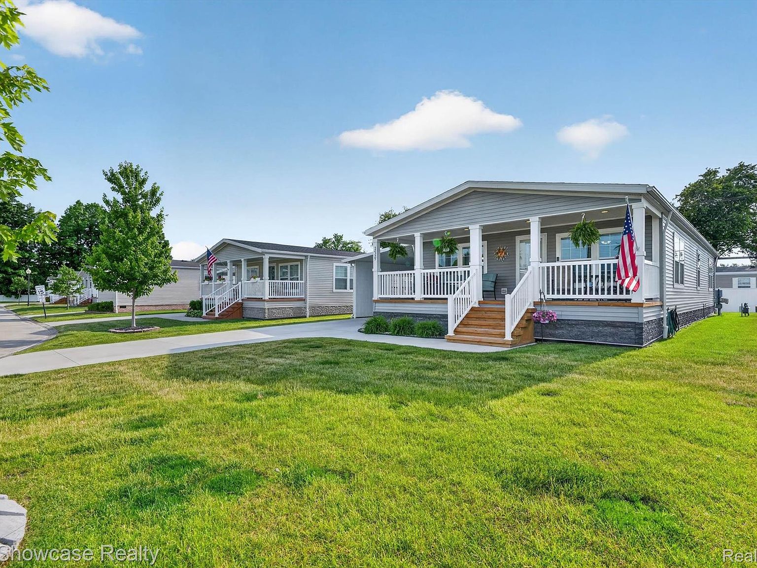 52525 Willow Wood Ct, New Baltimore, MI 48051