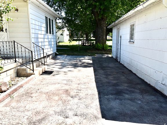 5th image of 301 E Pearl St