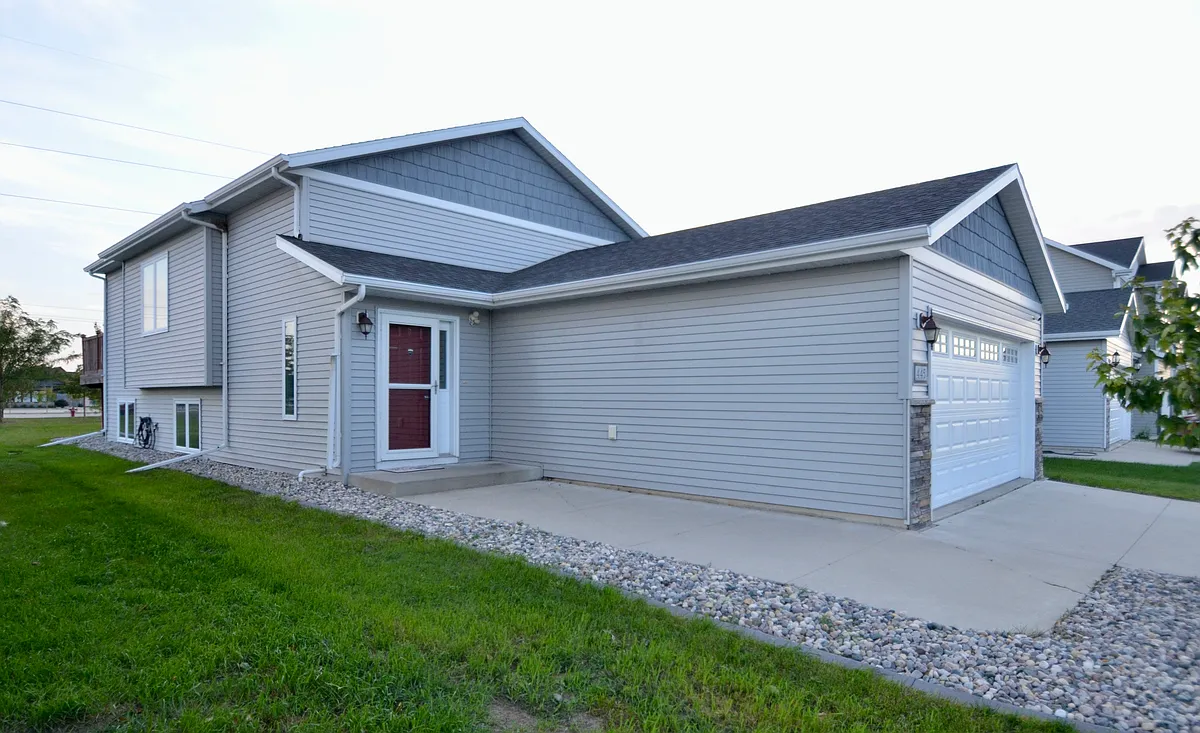 Front view - 445 Foxtail Dr E