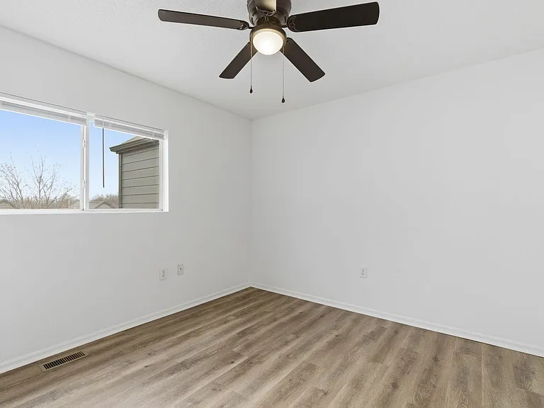 1447 E Oakwood Ln — Photo 19