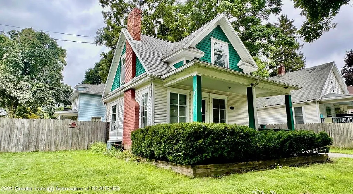 3 bed, 1.5 bath, 826 sqft, $1,350 — Photo 1