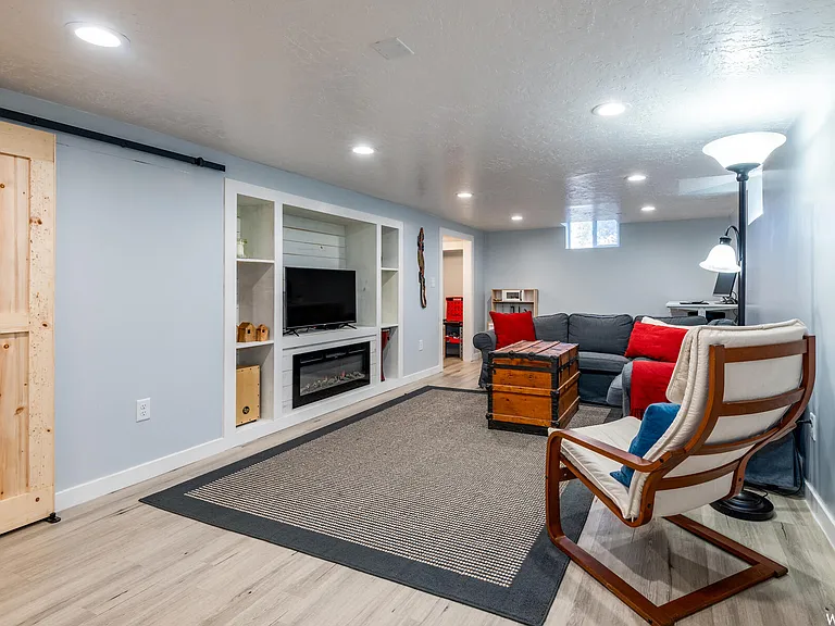 2354 Taylor Ave — Photo 17