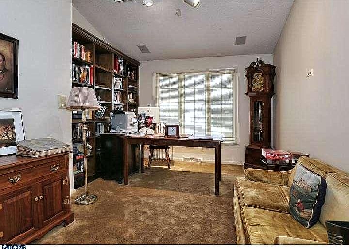 Combo office/guest room