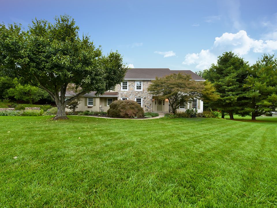 1st image of 203 Pine Knoll Cir