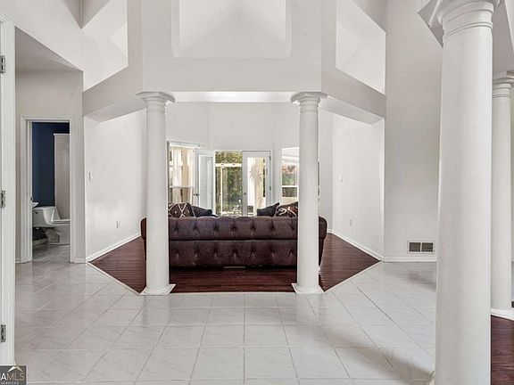 4th image of 100 Catie Cir