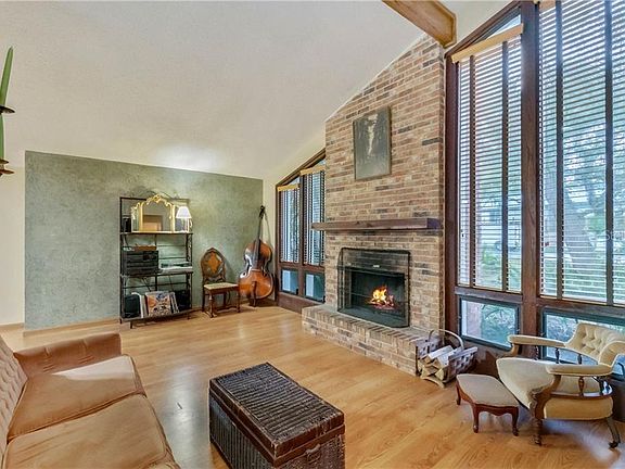 3rd image of 121 Wildwood Dr
