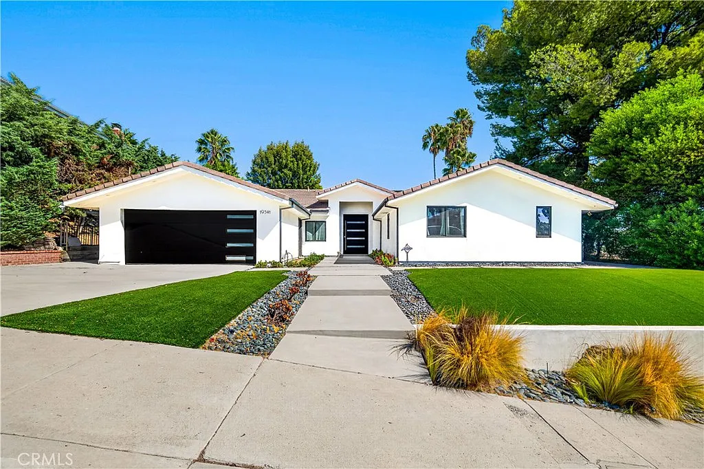 4 bed, 4.5 bath, 3162 sqft, $10,995 — Photo 2
