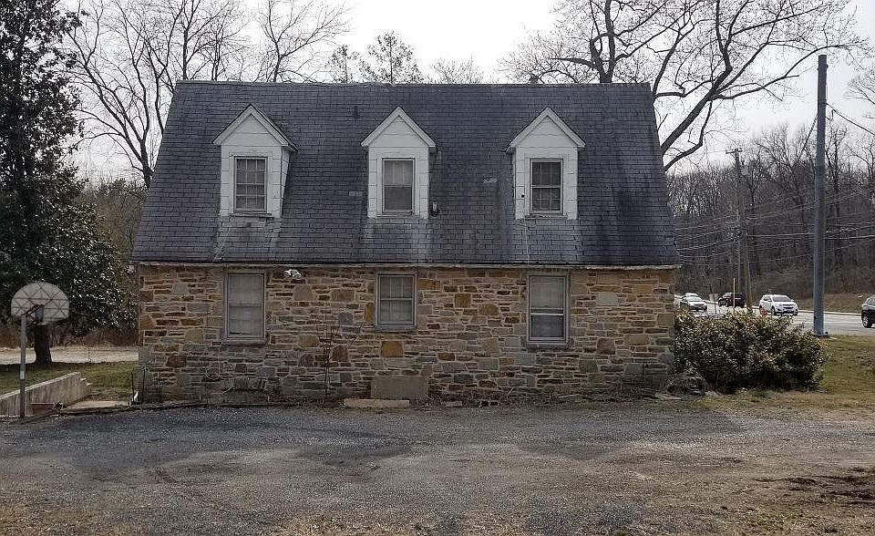 2nd image of 8601 Belair Rd