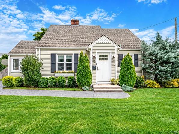 19 Cherry Avenue, West Sayville, NY 11796