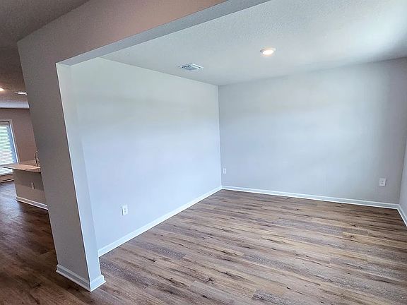 3rd image of 301 Ivy Ln #1