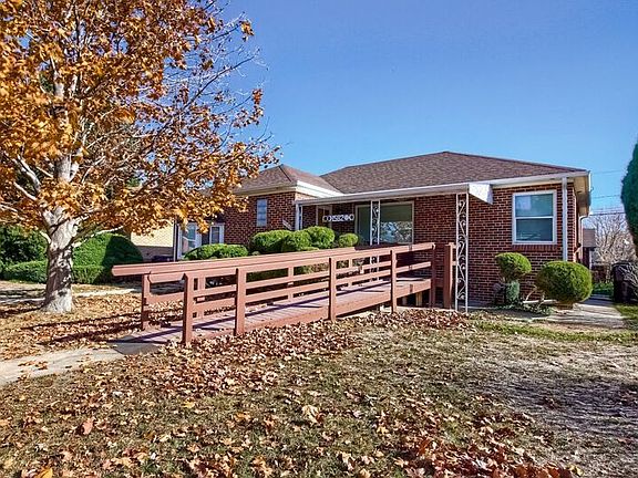 2nd image of 1582 N Winona Ct