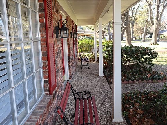 3rd image of 901 Red Oak Ln