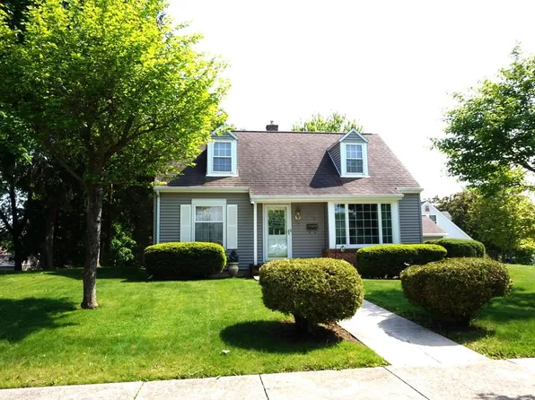 118 Summit DRIVE, Port Washington, WI 53074