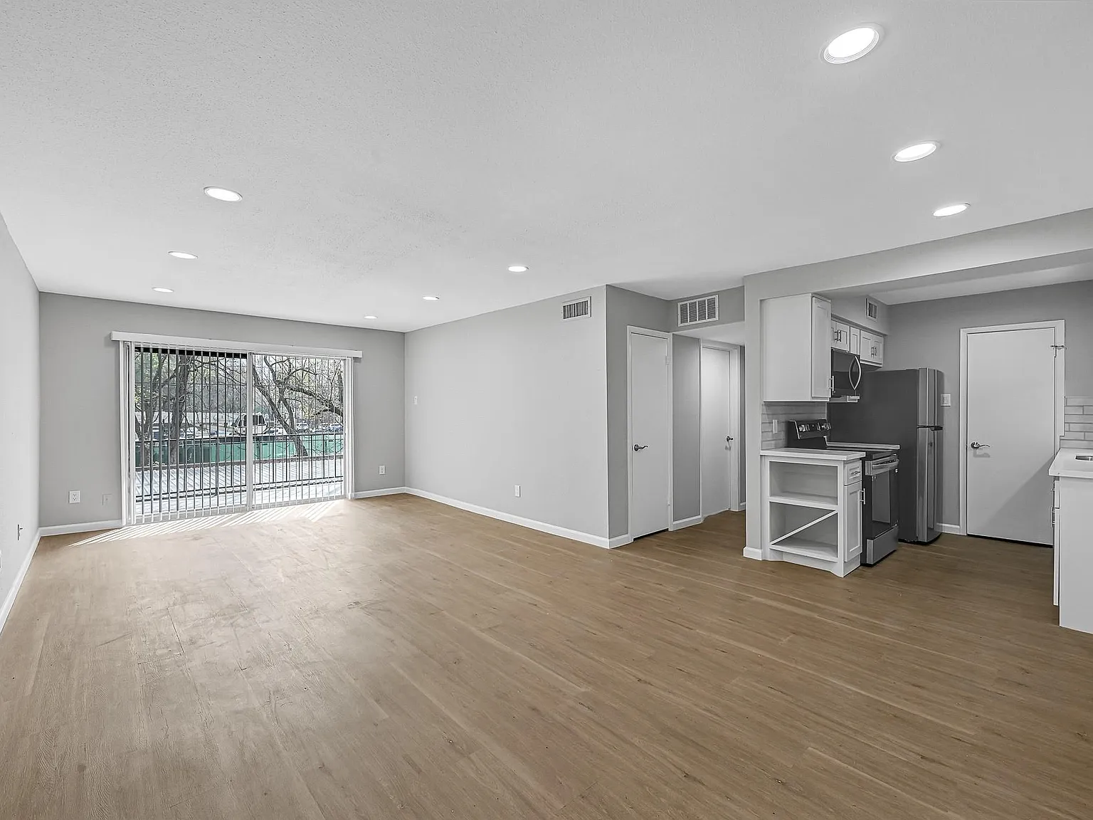 1 bed, 1.0 bath, 898 sqft, $1,550 — Photo 2