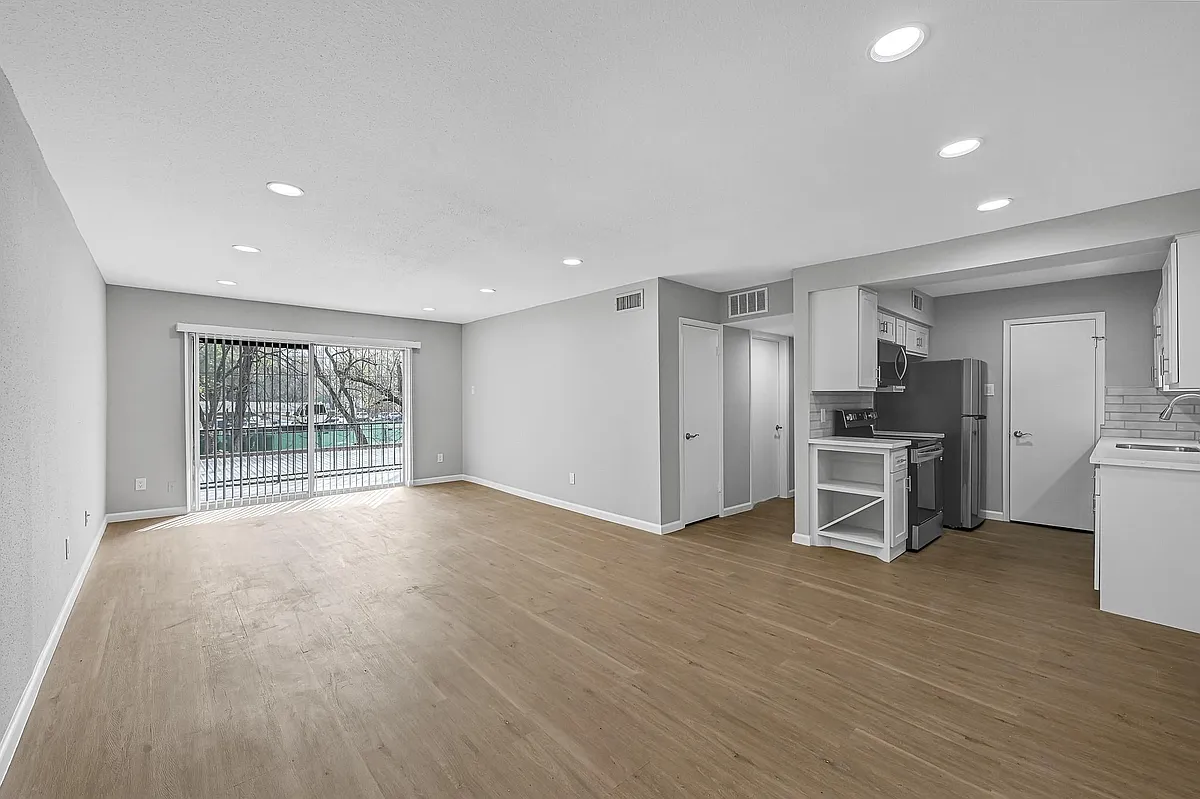 Building Photo - 7555 Katy Fwy #146