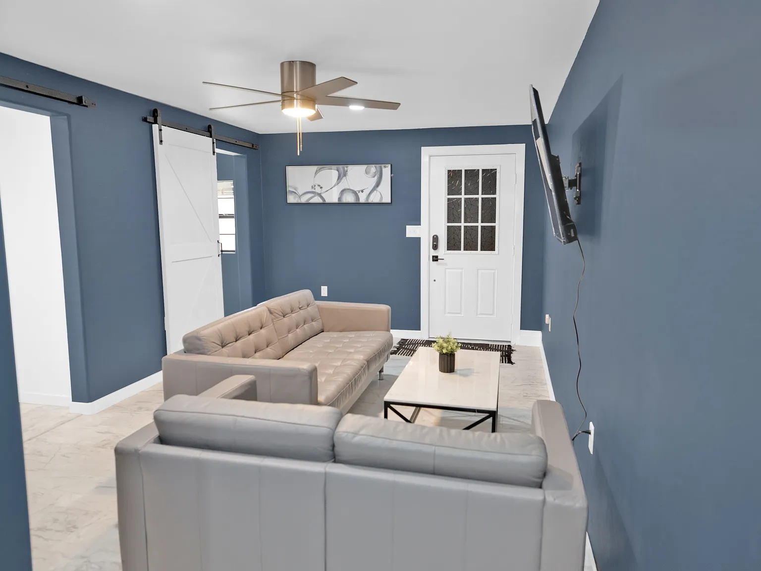 2 bed, 900 sqft, $1,600 — Photo 2