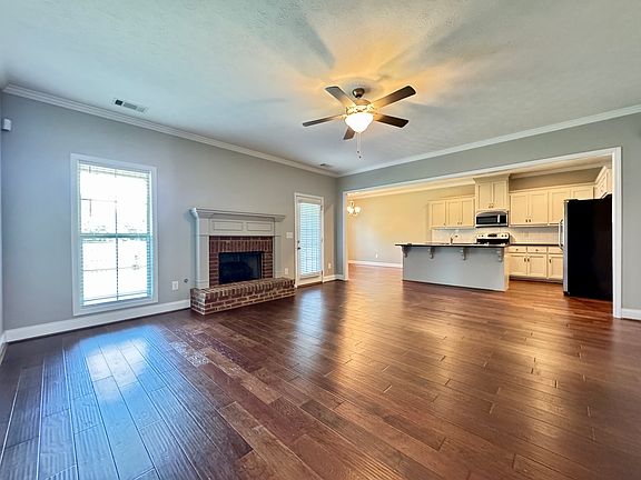 Living Room - 18'1"x16'11"