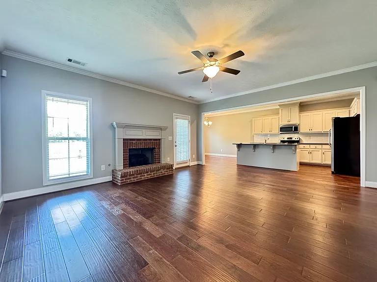 Living Room - 18'1"x16'11"