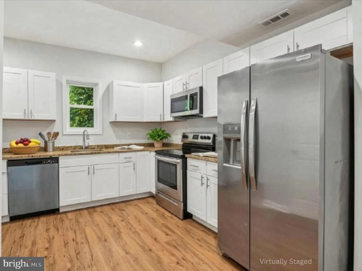 4 bed, 1.5 bath, $1,800 — Photo 3
