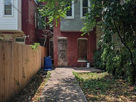 4th image of 2415 Barclay St