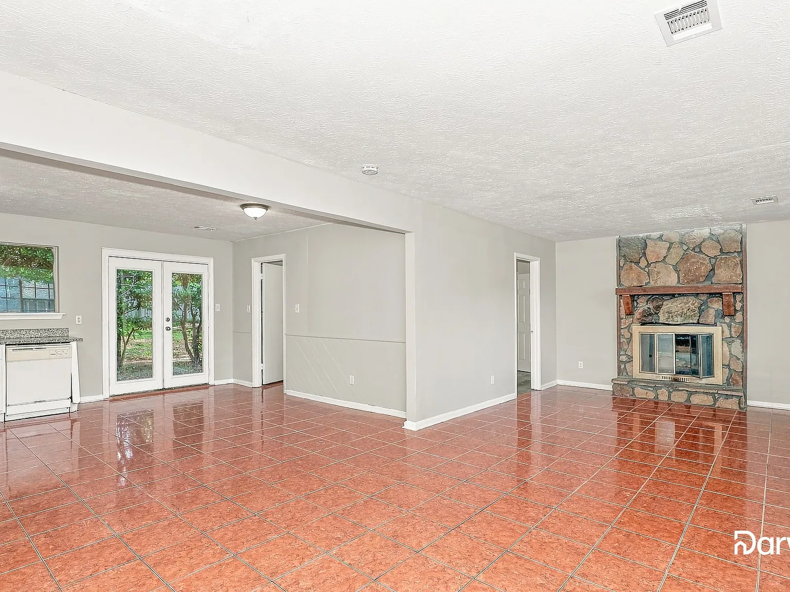 3 bed, 2.0 bath, 1382 sqft, $1,580 — Photo 3