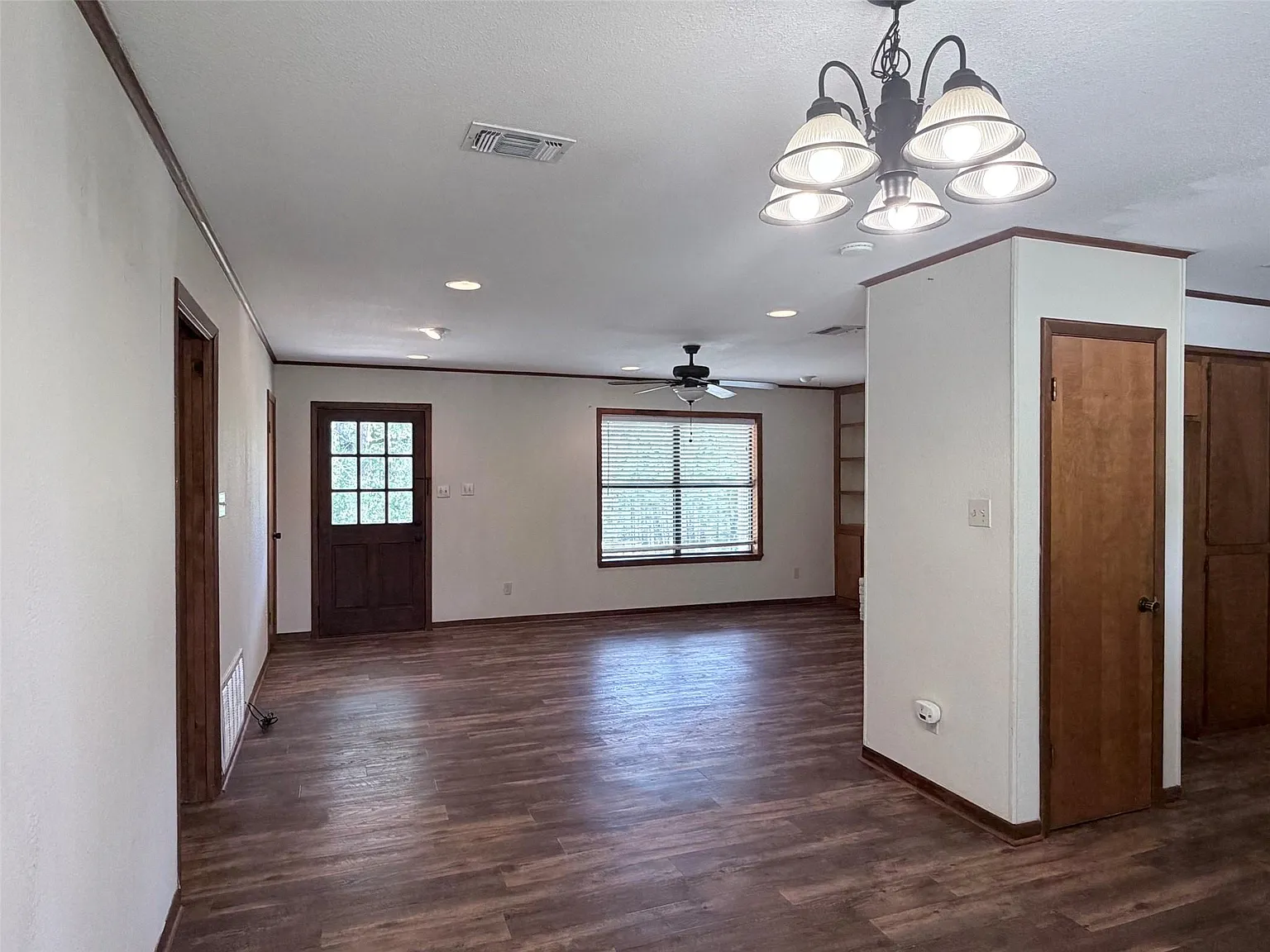 3 bed, 2.0 bath, 1904 sqft, $1,995 — Photo 2