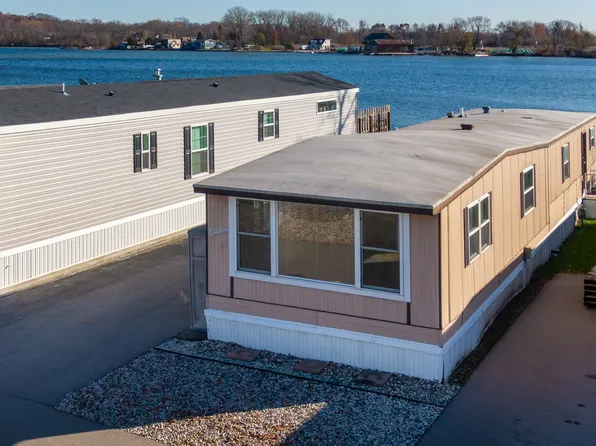 416 S Cogswell Dr Unit 18, Silver Lake, WI 53170