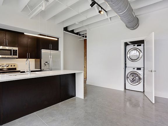 3rd image of 822 Howard Ave #204