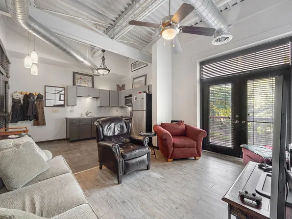 313 E Lafayette St APT 304, Fayetteville, AR 72701