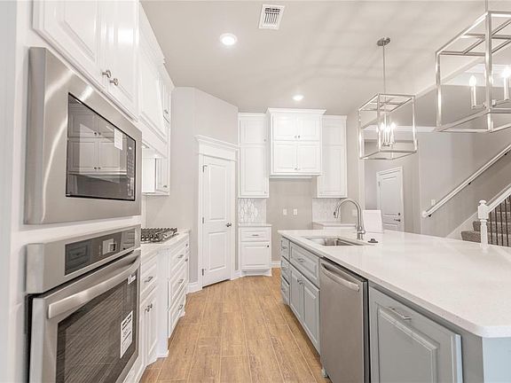 3rd image of 3132 Porter Dr
