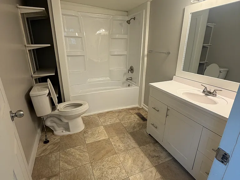 446 W Canal St — Photo 2