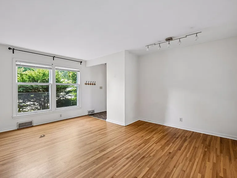 1660 Ford Pkwy — Photo 5
