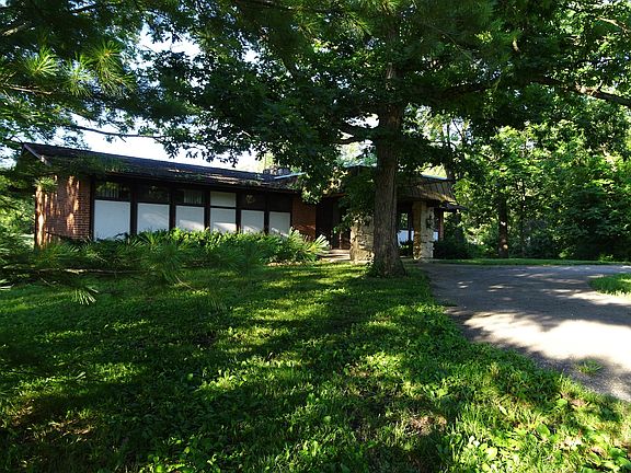 3rd image of 7849 W Oakridge Dr