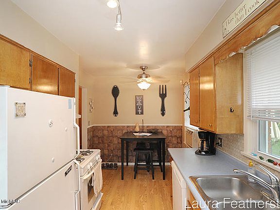 3rd image of 1330 Carlton Ave NE