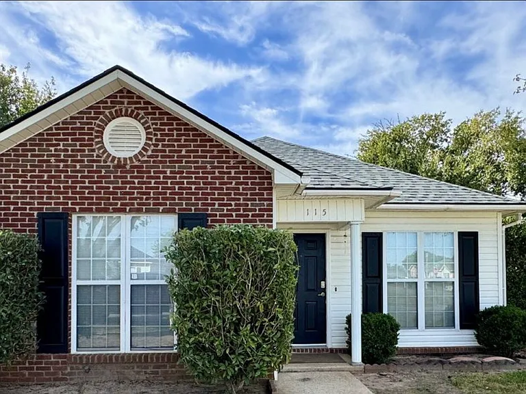 115 Lauren Way — Photo 1